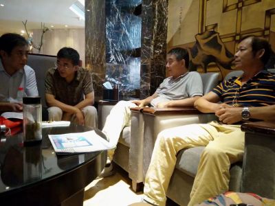 何总参加碳酸钙行业协会与协会主席介绍我们的新型机型，行业专家一直给予好评